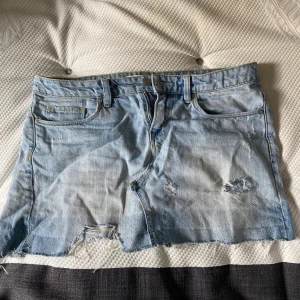 Mini jeanskjol - Low waist jeanskjol. Använd fåtal gånger. Strl 26 i midjan men är som en S/M