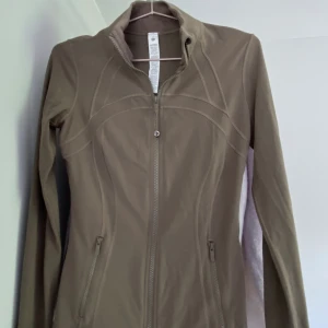 Lululemon define jacket Nulu - En superfin lululemon jacka som är superskön och snygg nu på sommaren💕 säljer pga har en och kommer inte till användning och bara använd runt 2 gånger💕 nypris 1300kr och pris kanske kan diskuteras men är verkligen i nyskick🌴🐠🥥