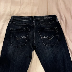 Replay Blue Jeans - Köpt secondhand för ett tag sedan men kom inte till användning pgr av att de var för små.  Lappen där storleken stod är bort klippt men skulle säga 32/34 absolut inte större än så.  Skriv om ni har några frågor ❤️🥰