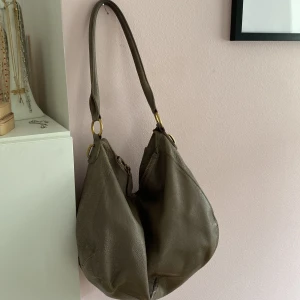 Beige Väska -  Så snygg rymlig väska med innerfack som jag säljer på grund av att det inte kommer till användning längre den här många fack man kan lägga grejerna i och den är jättefin, kontakta om du har några frågor💗perfekt som skolväska