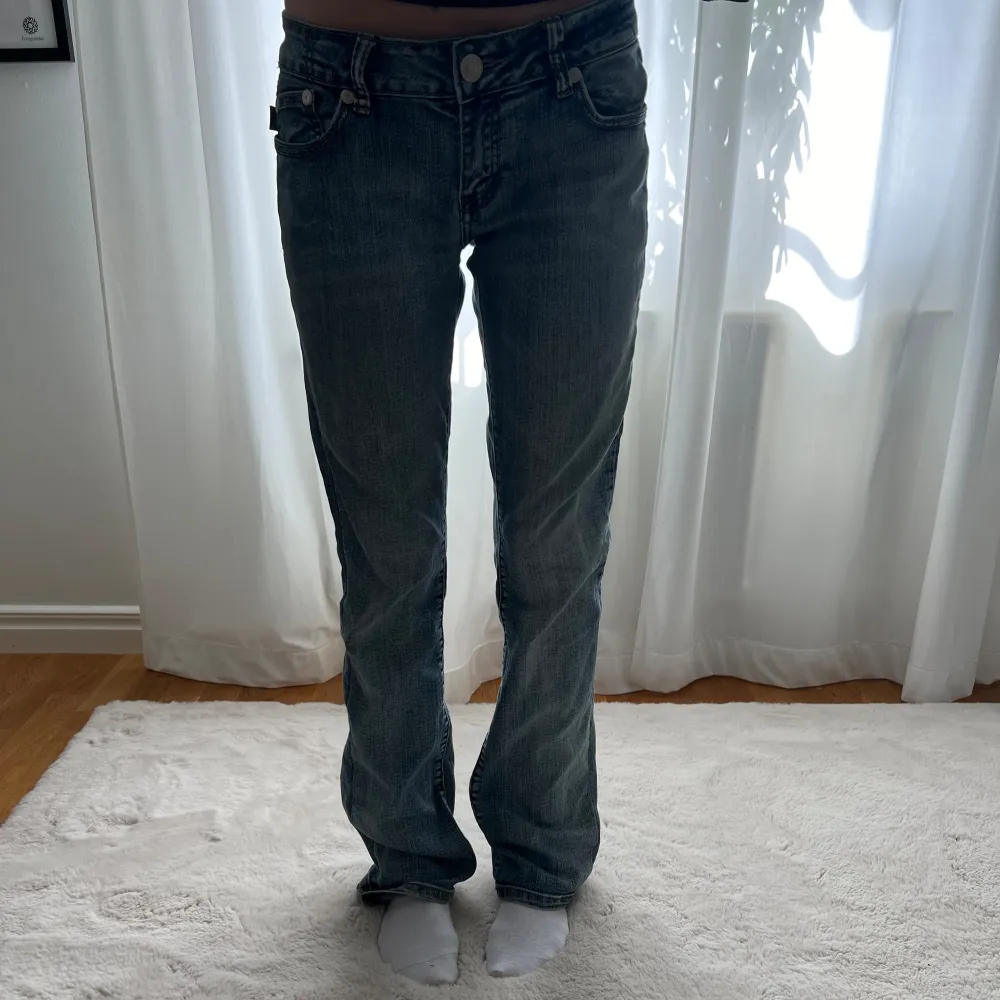 Super snygga och lågmidjade bootcut Victoria Beckham jeans. Bra kvalitee dock liten fläck på knät som knappt syns.🖤 . Jeans & Byxor.