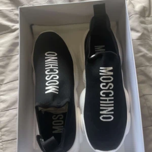 Säljer dem pga för stor storlek, använda en gång för testning men lite smutsiga under skorna men annars inga problem med dom. - Bra skor sitter sköna , mjuka .  Kan även göra byten  Mot något annat  