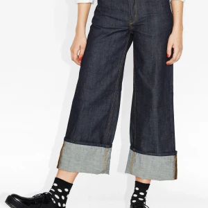 MONKI Aimi jeans storlek 25” slutsålda helt nya - Slutsålda aimi jeans från monki i storlek 25. Helt nya med prislappen kvar. Otroligt snygga! Normal midjehöjd. Nypris: 500kr. Ligger ute på tradera också.