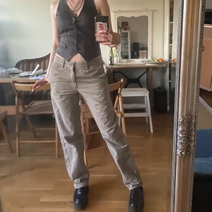 Chinos - Snygga beigea Chinos!  Kan mötas upp i Sthlm annars står köparen för frakt❣️