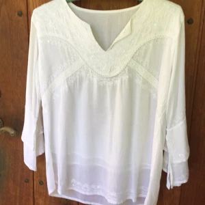 Ljuvlig sommarblus - Skön mjuk blus i tunn bomull med broderier, paljetter och ärm med volang