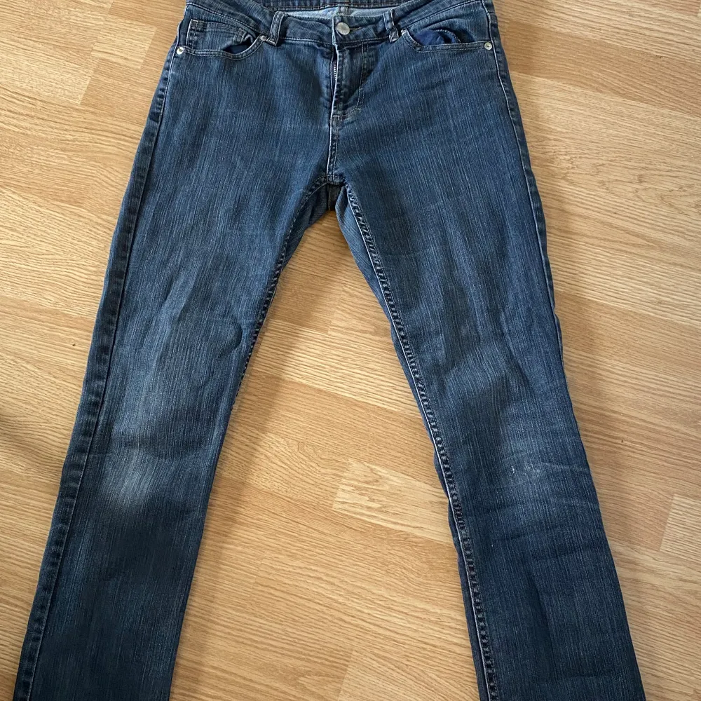 Lågmidjade jeans som är tajta och sedan visa längst nere vid smalbenen! Använda men i bra skick 🫶. Jeans & Byxor.