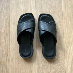 Sandaler  - Svarta sommarsandaler i svart läder. Jättemjuk sula o mjuka band så dessa är väldigt bekväma!