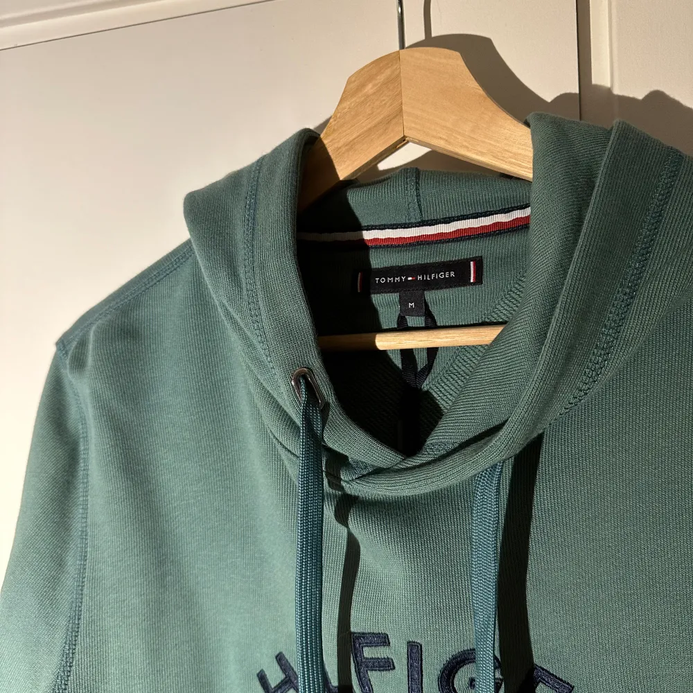 En helt oanvänd Tommy Hilfiger tröja med luva! Det är en sampel produkt vilket innebär att den är sällsynt om inte omöjliga att få tag på! Ny pris 1349kr. Mitt pris 499kr!. Hoodies.