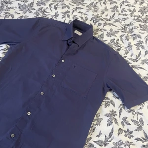 Ysl skjorta - Otroligt snyg och sällsynt ysl kortärmad skjorta som är perfekt för sommaren . Flawless skick. Nypris 5000+. Självklart äkta, storlek s, skriv vid funderingar ☺️
