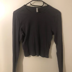 Grå Tröja från H&M 💕 - Grå tröja från H&M 💗 Passar perfekt för nu till sommar 💕