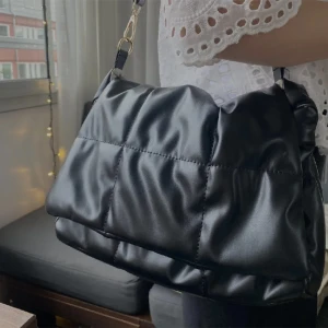 Väska  - Superfin lite större handväska, perfekt till skolan eller om man vill ha med sig mer än vad som ryms i en liten 💕🤗