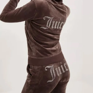 Juicy Couture set - Ett brunt jätte fint juicy couture set. Jätte fint skick endast använd 2 olika tillfällen. XS på byxorna och S på tröjan. 