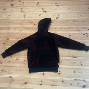 Levis Sherpa Hoodie - Levi’s sherpa hoodie från kollektionen ”fresh leaves” med Justin Timberlake. Jättevarm, så perfekt på hösten/vintern. Bra skick.