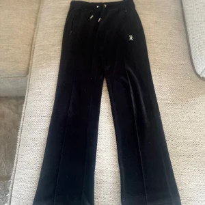 Svarta juicy couture byxor - Storlek XS passar även dig med storlek S. Byxorna är i bra skick har nästan aldrig använt.