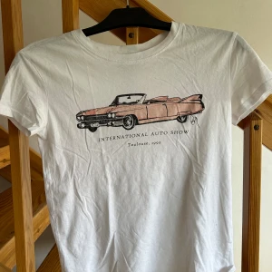 Vit T-shirt med tryck - Vit tisha med bil-tryck. Inte använd alls många gånger. 🩷