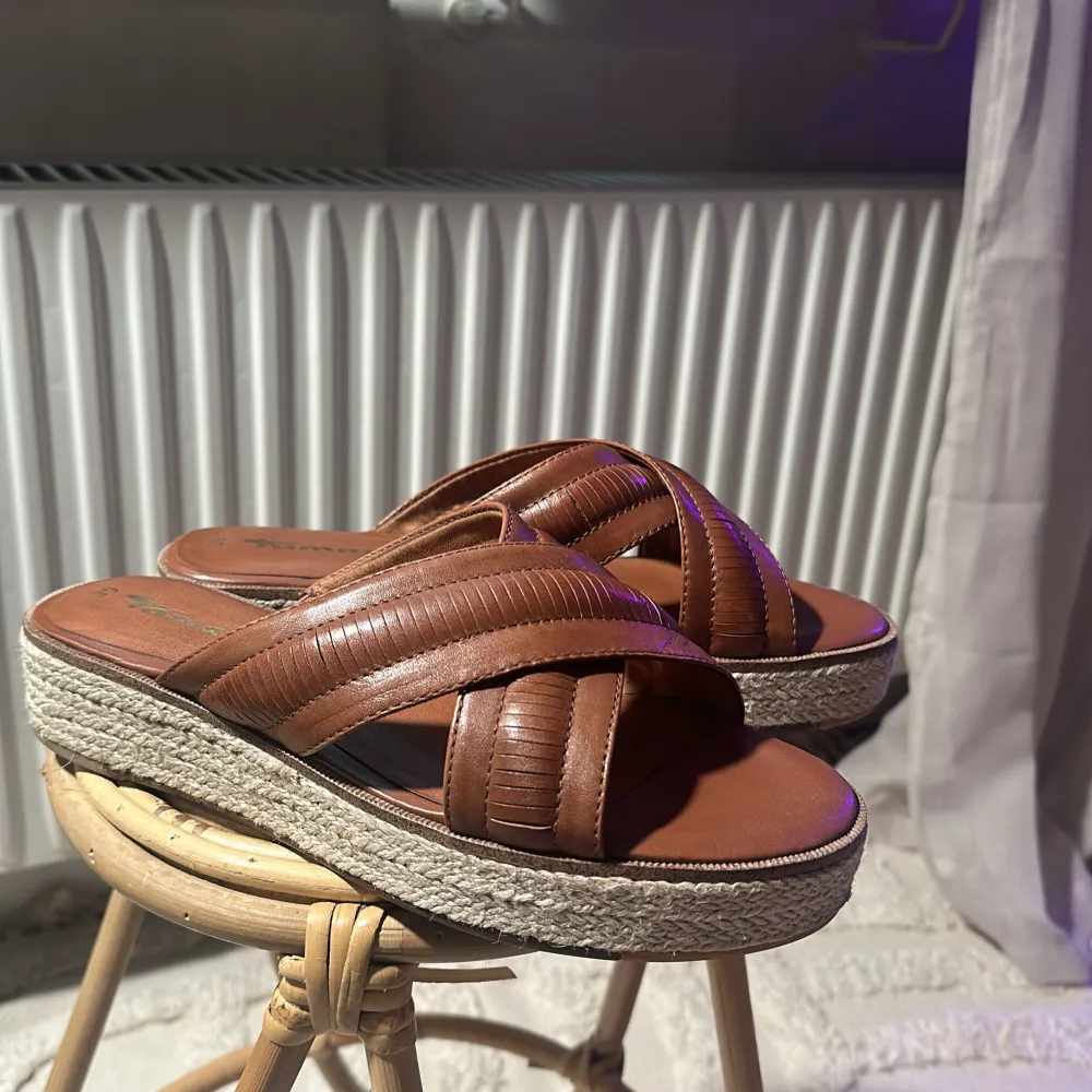 Helt nya, oanvända, hann ej göra retur Storlek 39 Pris i butik 800, dem är slut sålda även . Kengät.
