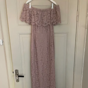Balklänning spets - En gammalrosa långklänning, off-shoulder i spets med en slit baktill. Perfekt till bal, bröllop eller andra festligheter! Använd vid två tillfällen så i mycket gott skick (inga defekter):)
