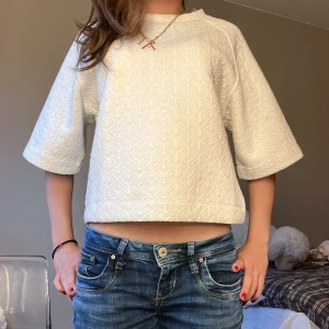 Trekvarts tröja  - Säljer min fina vita tröja från Kappahl , den är andvänd några gånger men är i ett fint skick. Den är vit med guld detaljer, Det är en S ❤️ säljer för 100kr