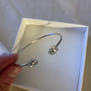 Caroline svedbom armband  - Säljer detta super fina armband då jag har två stycken och inte kan lämna tillbaka.