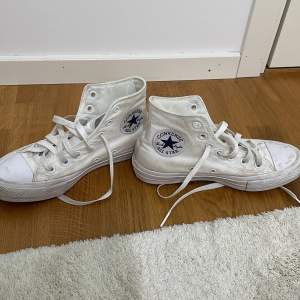 Vita converse skor💗 är i storlek 37💗 loggan är mörkblå och skorna är lite lortiga men det går enkelt att tvätta bort med vatten💗 de är inte så mycket använda kanske använda 10 ggr
