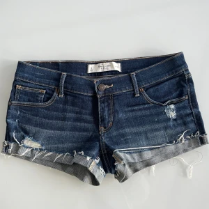 Lågmidjade jeansshorts  - Säljer dessa lågmidjade mörkblåa jeansshorts. Midjemått rakt över: 40cm. Har du någon fråga är det bara att höra av dig🫶🏻