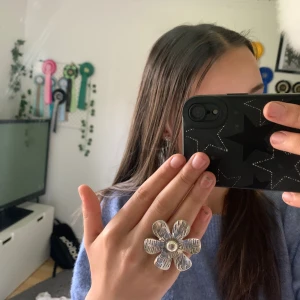 Världens finaste ring  - Justerbar ring i form av en blomma. Blomman är cirka 4 cm stor, silver, rostfritt