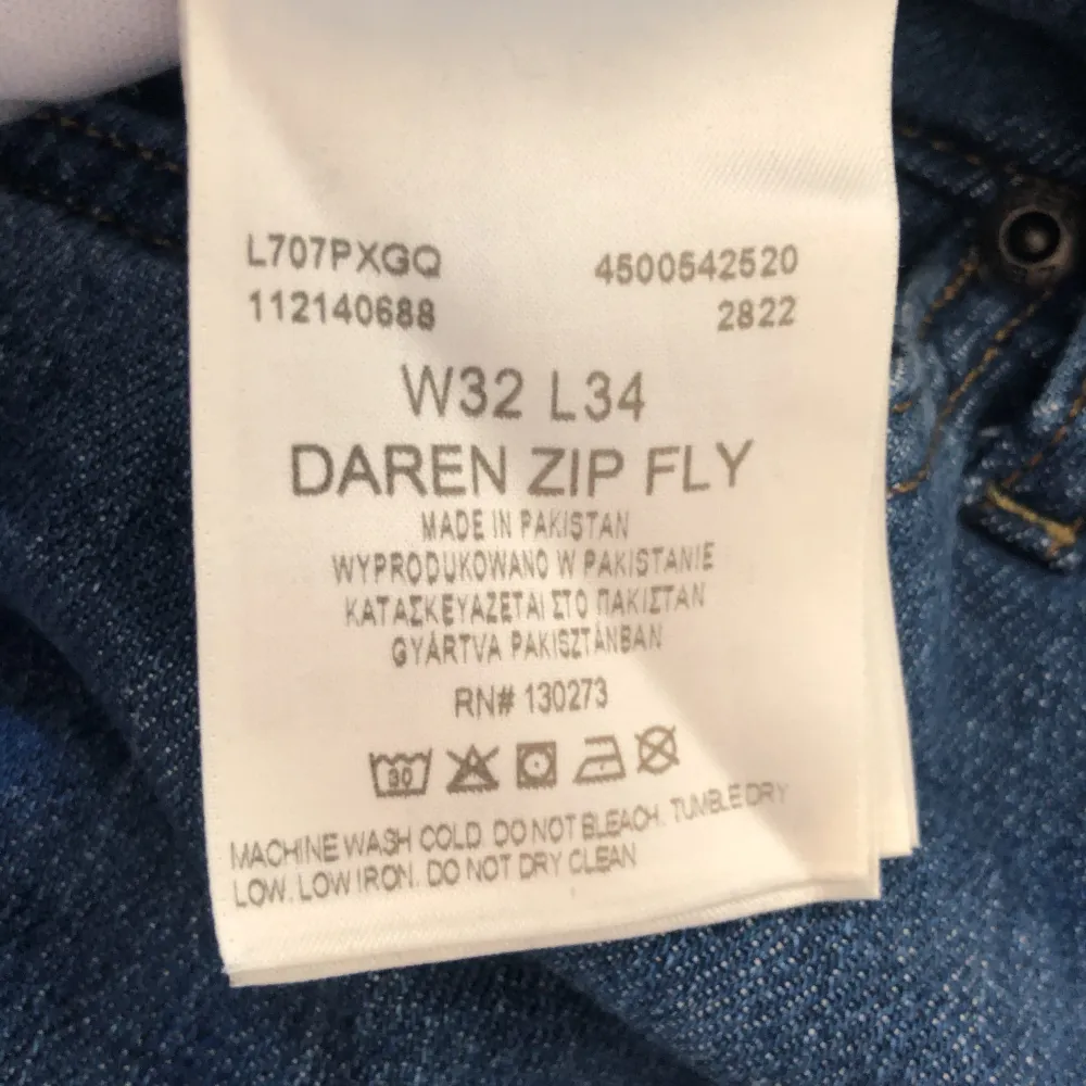 Snygga Lee Jeans I modellen ”Daren Zip Fly” - Storlek W32 L34 - Skick 10/10 Inga defekter använd runt 4 gånger | Nypris 1000kr - Mitt pris 260kr | Skriv vid minsta fundering 💬✅. Jeans & Byxor.
