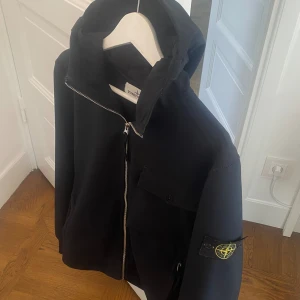 Stone Island Skaljacka - Nypris: 6000 kr Köpt på Kaufmann i Köpenhamn Mycket bra skick! Storlek: L