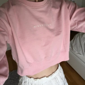 Ljusrosa Kroppad tröja🩷 - Ljusrosa tröja från missguided. Fint skick!