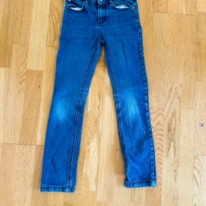 Mini Rodini jeans för flickor. Storlek 140/146. Jättefint skick. Hammarby Sjöstad. - Mini Rodini jeans för flickor. Storlek 140/146.  Jättefint skick. Hammarby Sjöstad.