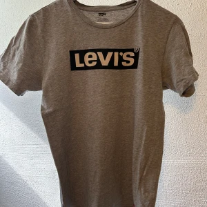 T-shirt - Ljusgrå Levis t-shirt i stl S. Fint skick