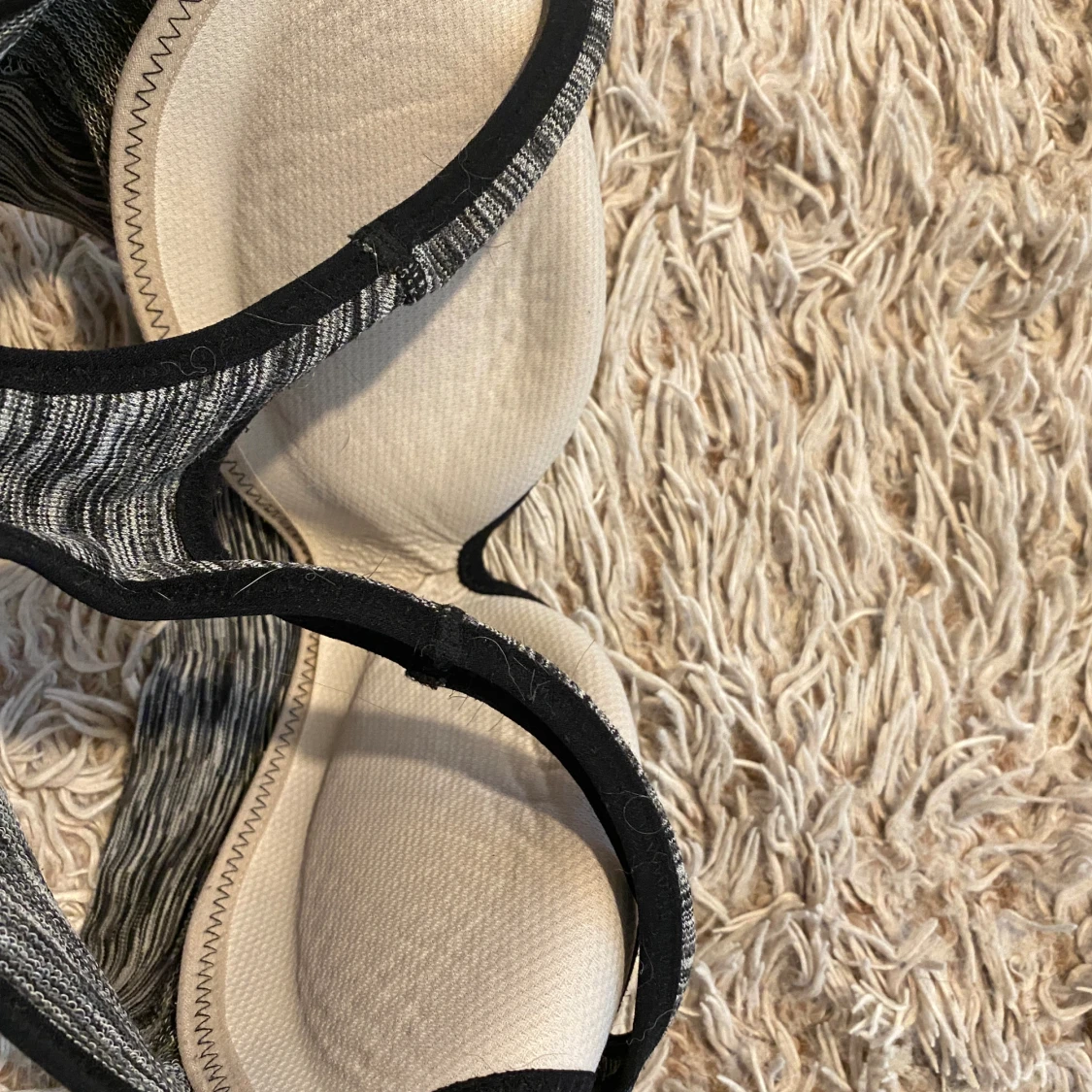 Svart mönstrad sport-bh med inbyggd stöd  - 91