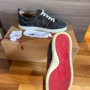 Christian Louboutin  - Tjena säljer nu mina Louboutins som är ganska svåra att få tag på med ett riktigt bra skick 9/10. Allt som Box, 2 påsar och 4 extra nitar och extra sko snören ingår 