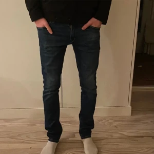 Replay Anbass Jeans - Säljer dessa feta mörkblåa replay jeans. Använder bilderna från annonsen jag köpte de ifrån. 