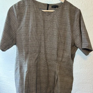 Blus - Blus i märket Stockholm. Köpt på MQ. Fint skick knappt använd. Stl L