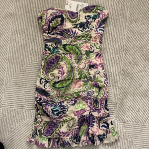 Sommarklänning  - Så fin klänning från zara förra året som aldrig har kommit till användning😇prislappen kvar!