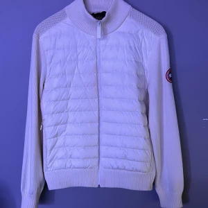 Vit Canada Goose Cardigan - Storlek M Oanvänd Nypris: ca 8.000kr Kan gå ner i pris. 