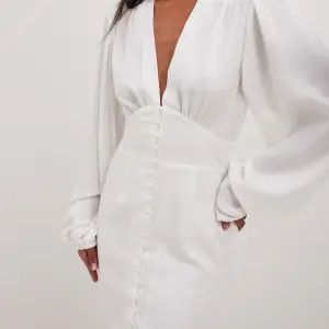 Säljer denna fina vita klänningen som jag hade på min student. Endast använd en gång. Nypris 699kr