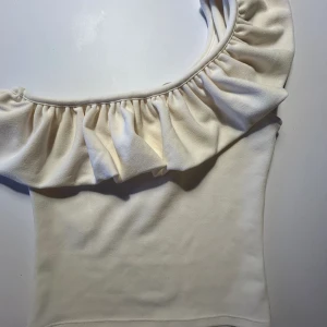 En söt Volang topp  - DEN ÄR ALDRIG ANDVÄND. KÖPTE FÖR 300 kr 