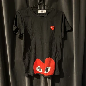 Cdg t-shirt - Säljer min cdg t Shirt skick 8/10 passar dig mellan 160-170 