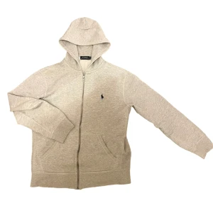 Ralph lauren zip - Hej! Säljer denna riktigt snygga Ralph lauren zip hoodie i storlek S. Den är i utmärkt skick och har inga som helst defekter. Hör av dig om du vill ha fler bilder. 😁
