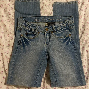 Bik Bok Jeans 4ever - Super old bikbok low waisted, straight leg jeans. Cute back pocket details.