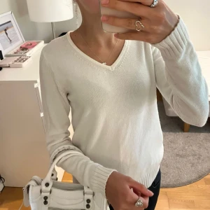 Stickad tröja vila vit - Vit stickad vila tröja!