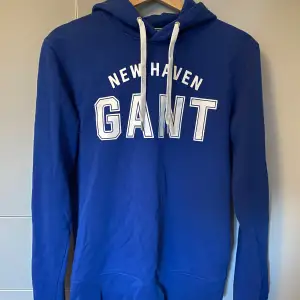 Säljer den här Gant hoodien som jag nästan aldrig har använt, eftersom att den är för liten på mig.