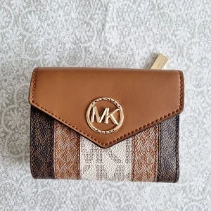 Michael Kors plånbok  - Äkta plånbok från Michael Kors, använd 1 vecka,  fint skick 