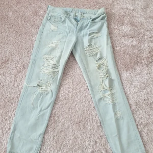Sommar sommarjeans slitnajeans jeans ljusa ljusblåa jeans - Skriv gärna privat vid några frågor 