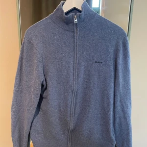 gant casmere full zip - skicket på tröjan är 9/10, väldigt snygg, den är gjord av casmere, storlek är M men den passar S, kom privat för frågor och funderingar🙌🙌!