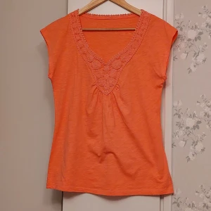 Topp  - Fin korallfärgad topp. Bra skick.