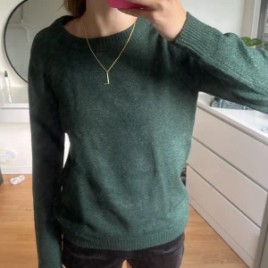 Mörkgrön stickad tröja - Mörkgrön stickad tröja från vila i stl xs, jättebra skick!