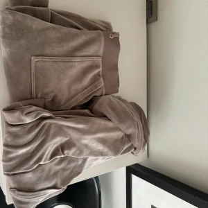 Juicy sett - Hej. Säljer detta nya juicy settet, knappt använt. Byxor xs och tröja s